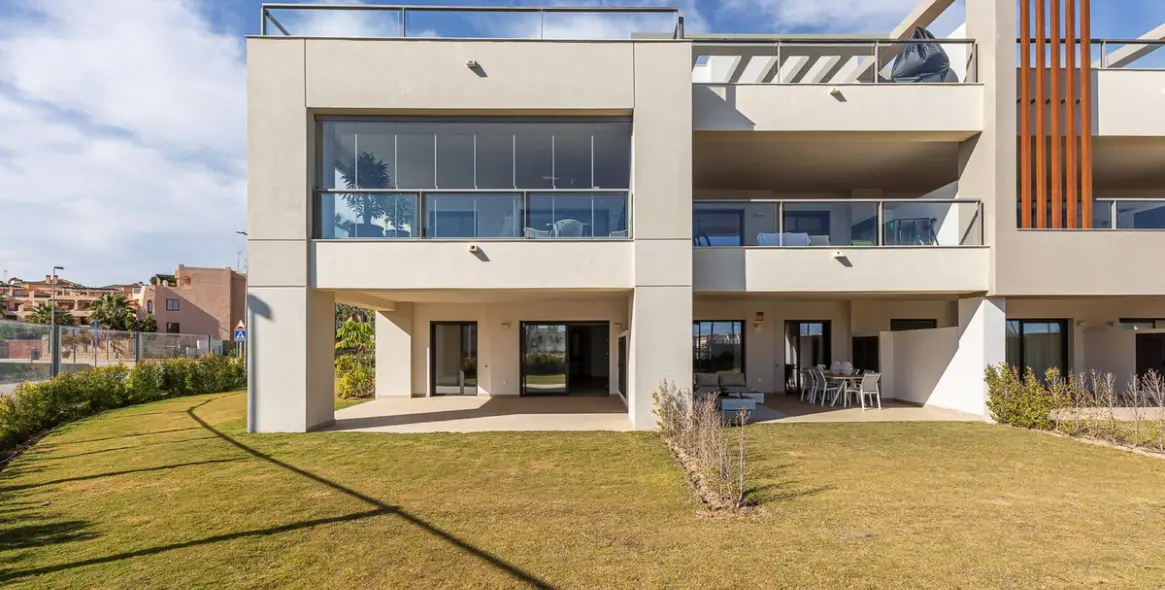 Sale of ground floor apartment in Casares 2