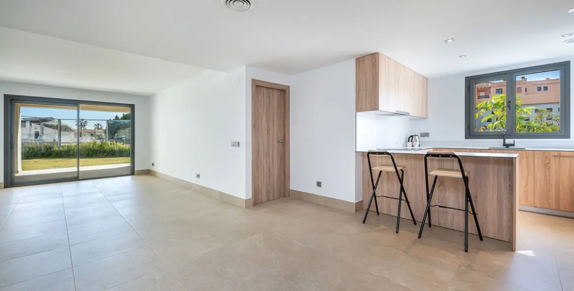 Sale of ground floor apartment in Casares 9