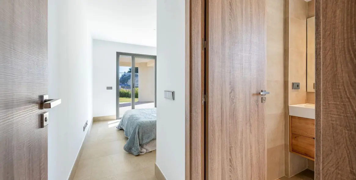 Sale of ground floor apartment in Casares 12