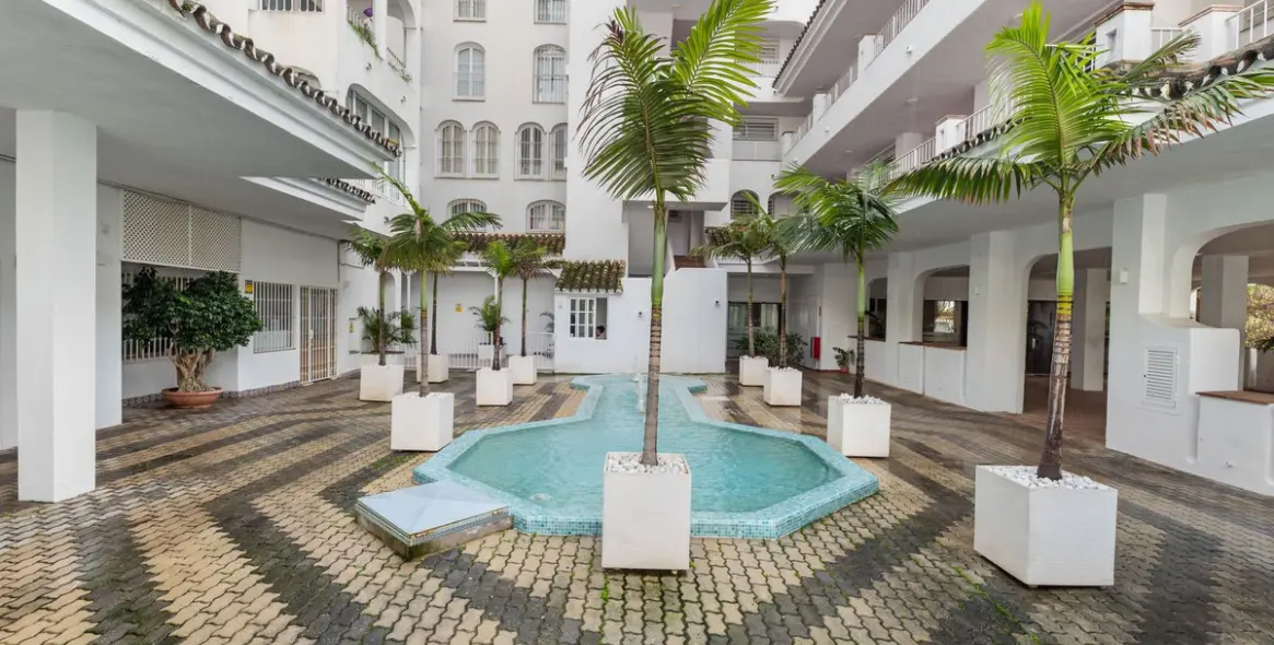 Sale of middle floor apartment in Puerto Banús 1