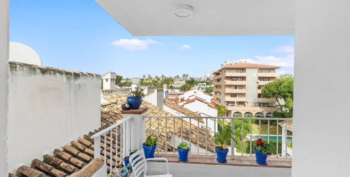 Sale of middle floor apartment in Puerto Banús 2