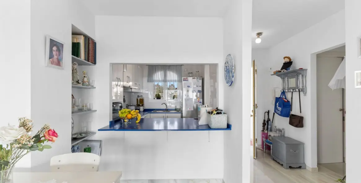 Sale of middle floor apartment in Puerto Banús 3