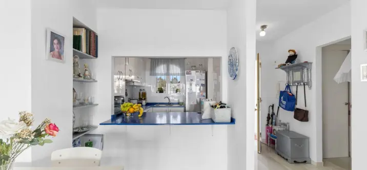 Sale of middle floor apartment in Puerto Banús 2