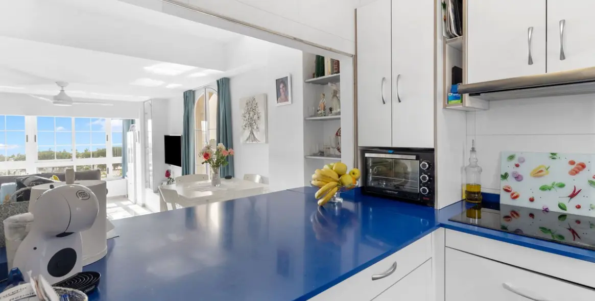 Sale of middle floor apartment in Puerto Banús 4