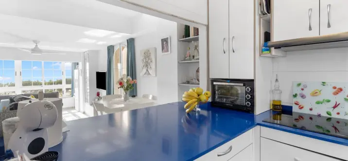 Sale of middle floor apartment in Puerto Banús 3