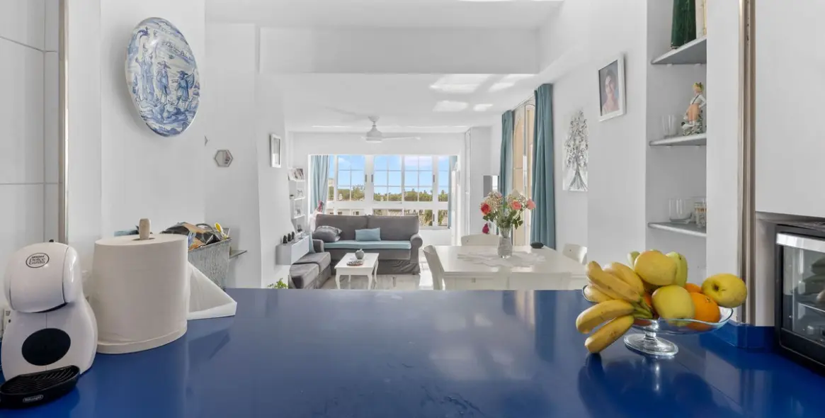 Sale of middle floor apartment in Puerto Banús 5