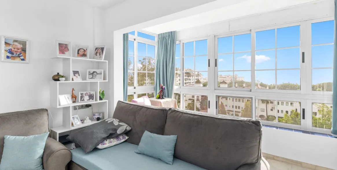 Sale of middle floor apartment in Puerto Banús 8