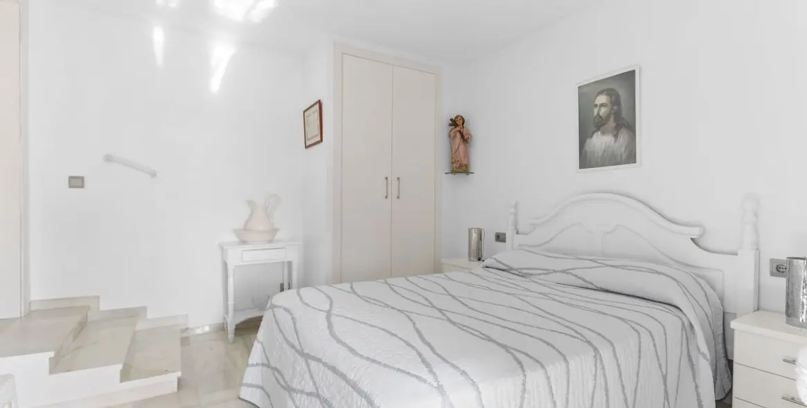 Sale of middle floor apartment in Puerto Banús 11