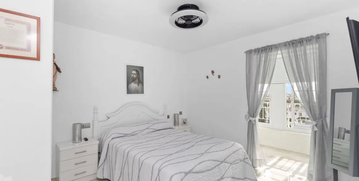 Sale of middle floor apartment in Puerto Banús 12