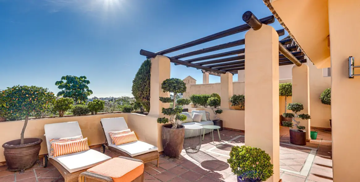 Sale of penthouse duplex in Estepona 1