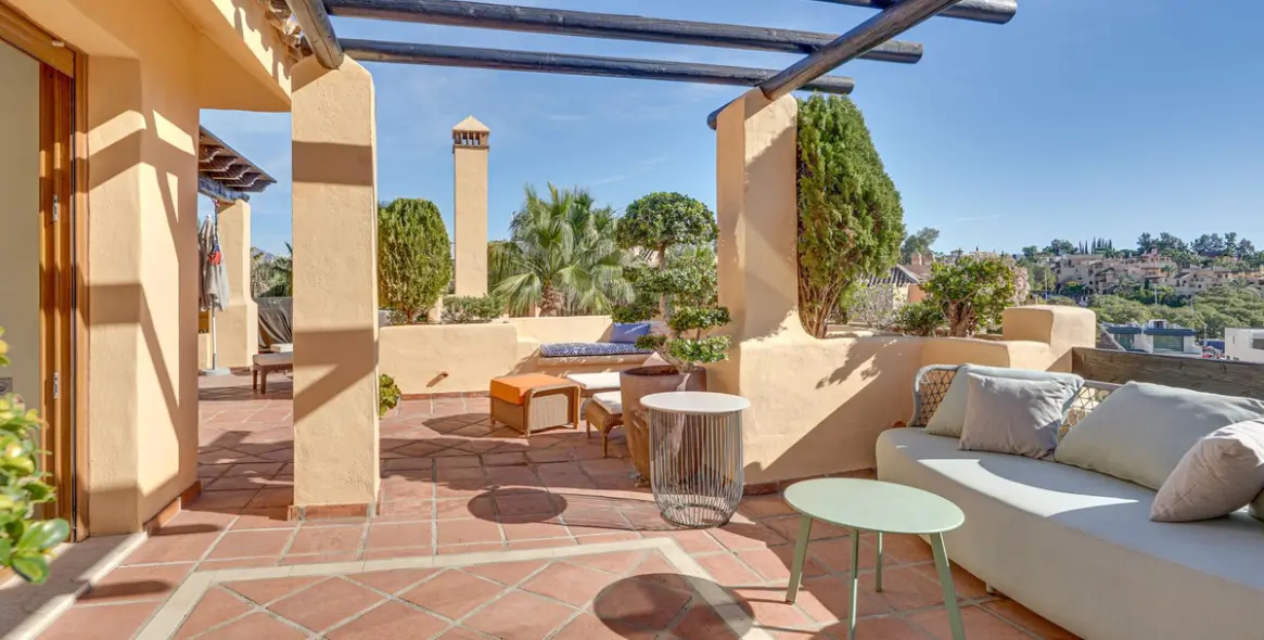 Sale of penthouse duplex in Estepona 2
