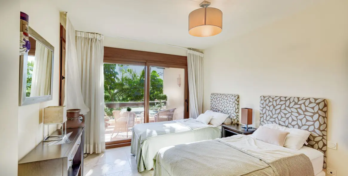 Sale of penthouse duplex in Estepona 16