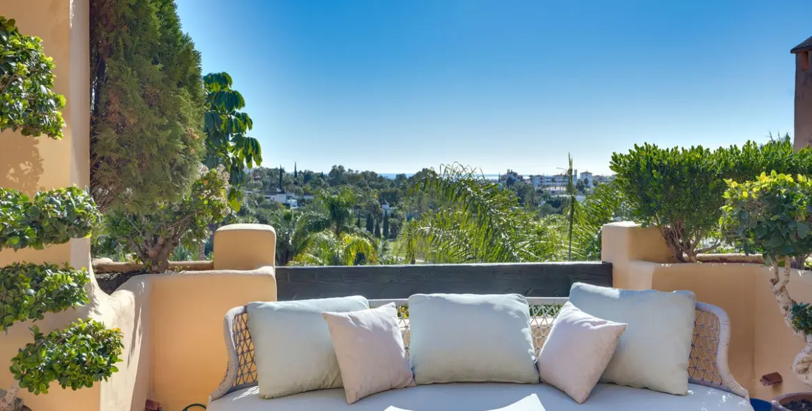 Sale of penthouse duplex in Estepona 20