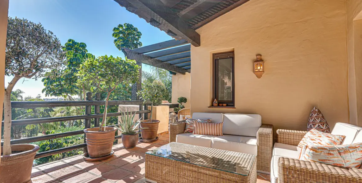 Sale of penthouse duplex in Estepona 3