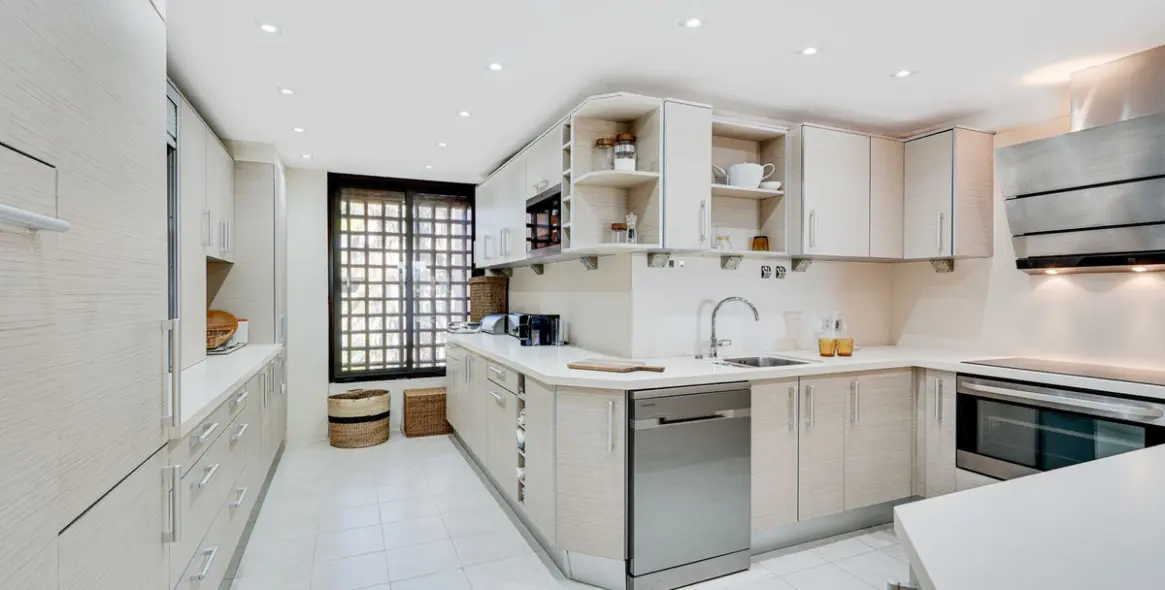 Sale of penthouse duplex in Estepona 10