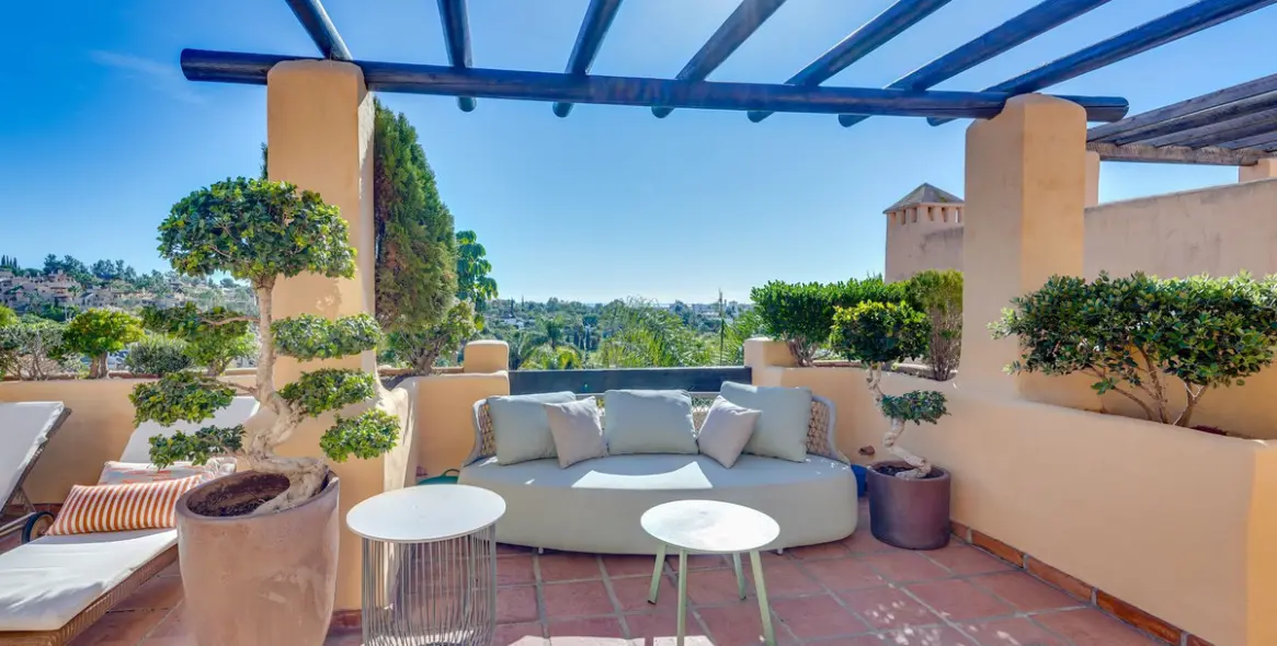 Sale of penthouse duplex in Estepona 15