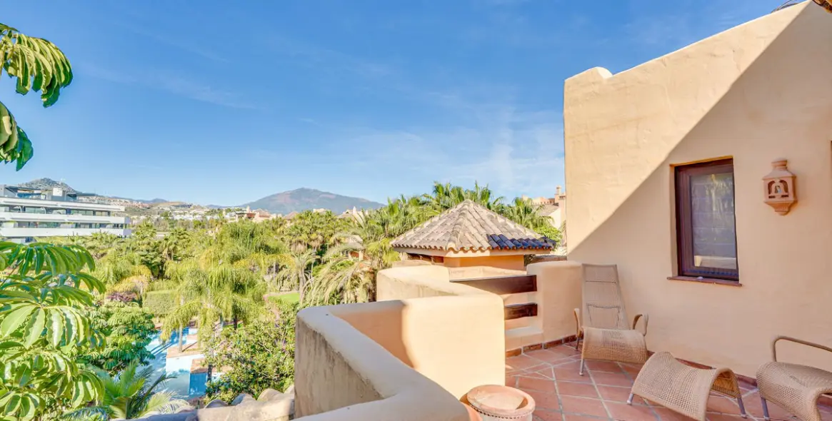 Sale of penthouse duplex in Estepona 19