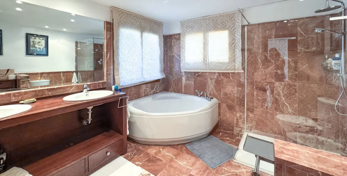 Sale of penthouse duplex in Estepona 23