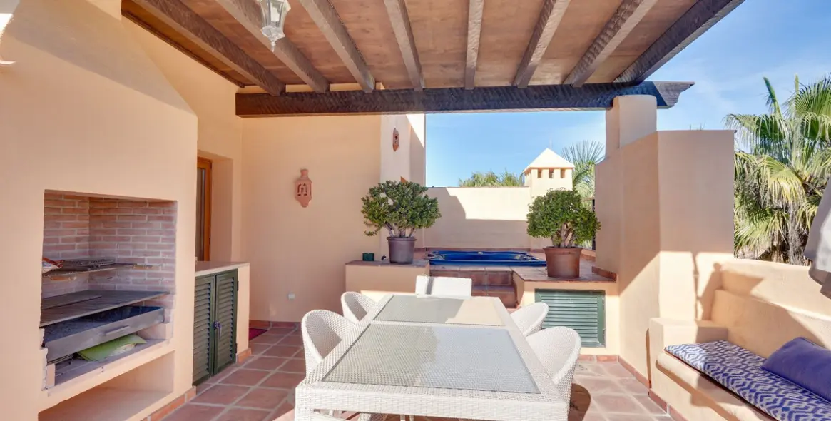 Sale of penthouse duplex in Estepona 24