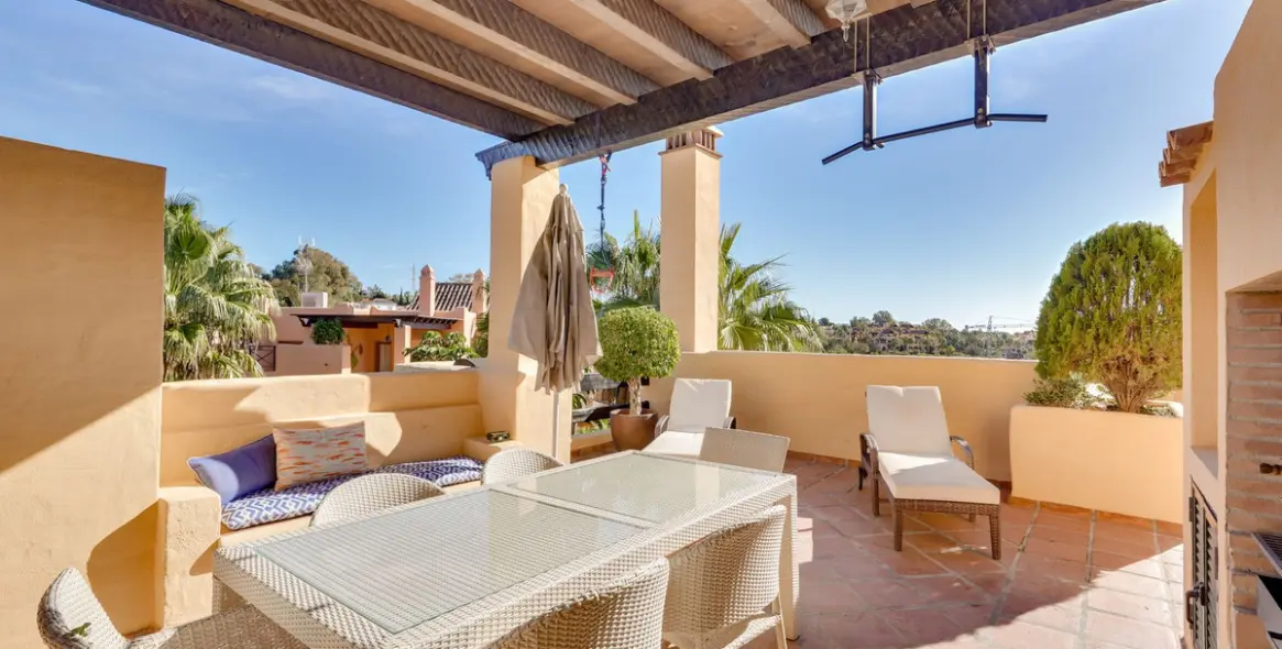 Sale of penthouse duplex in Estepona 25
