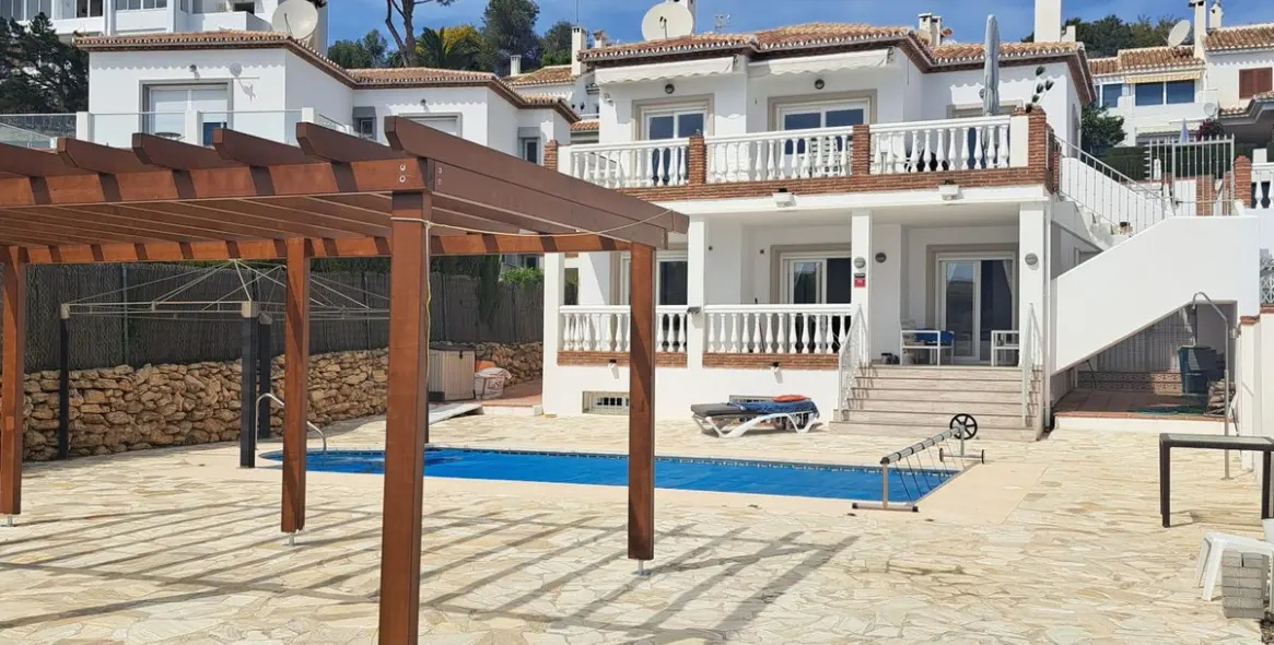 Sale of detached villa in Calahonda 1