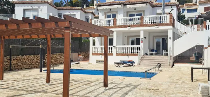 Sale of detached villa in Calahonda 0