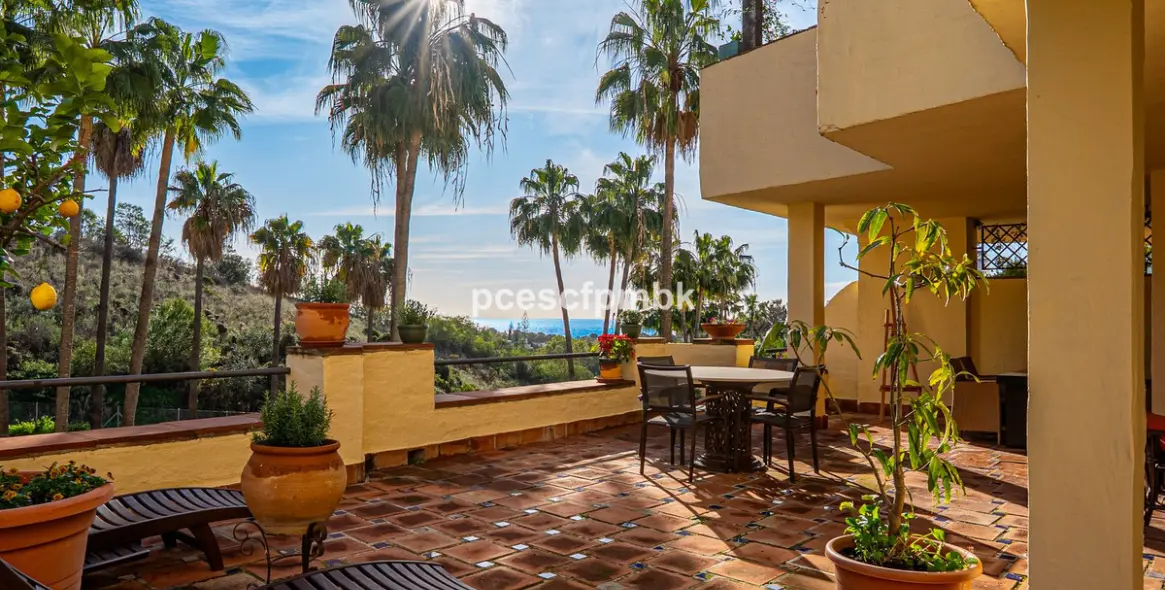 Sale of middle floor apartment in The Golden Mile 1