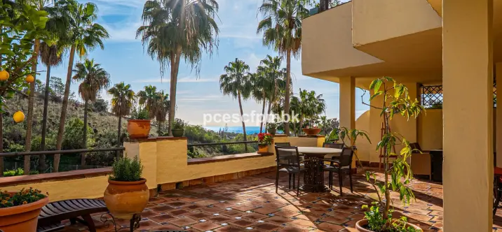 Sale of middle floor apartment in The Golden Mile 0