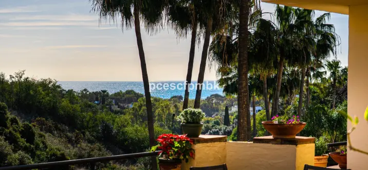 Sale of middle floor apartment in The Golden Mile 1