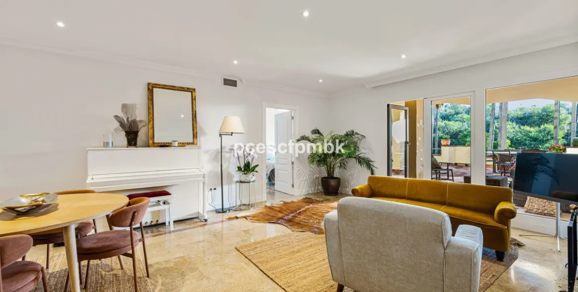 Sale of middle floor apartment in The Golden Mile 3