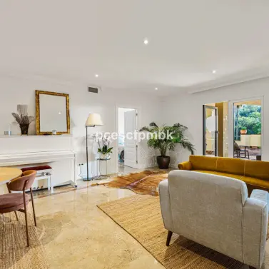 Sale of middle floor apartment in The Golden Mile