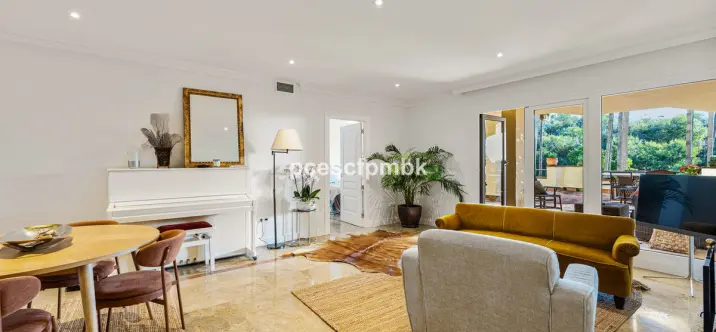 Sale of middle floor apartment in The Golden Mile 2