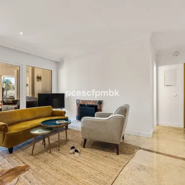 Sale of middle floor apartment in The Golden Mile
