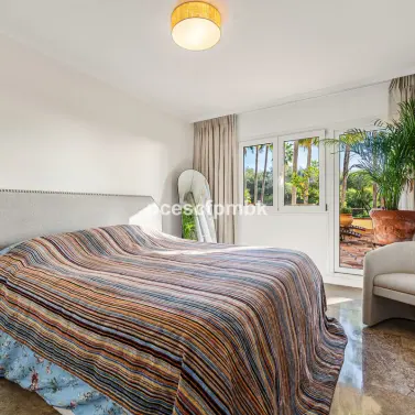 Sale of middle floor apartment in The Golden Mile