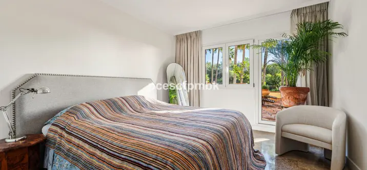 Sale of middle floor apartment in The Golden Mile 4