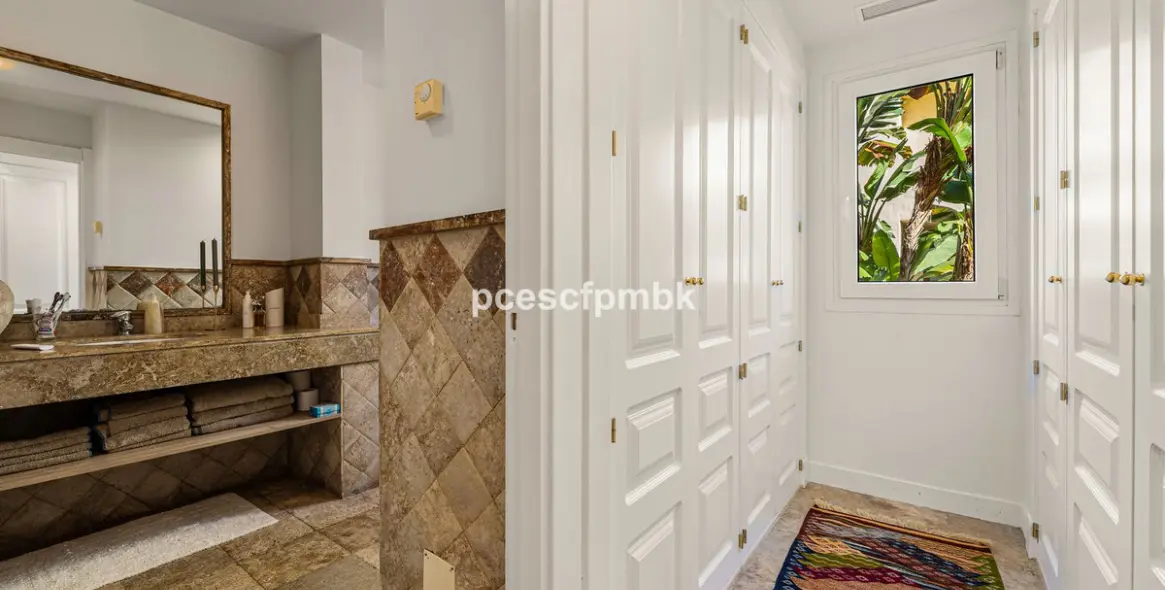 Sale of middle floor apartment in The Golden Mile 7