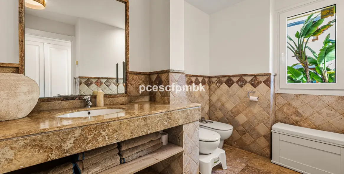 Sale of middle floor apartment in The Golden Mile 8