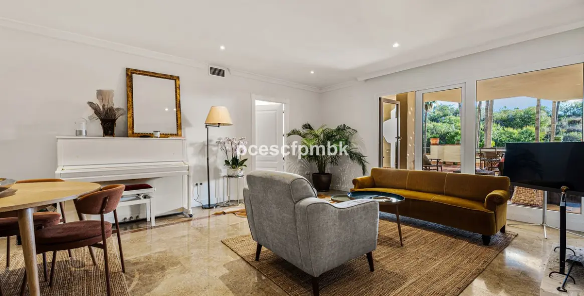 Sale of middle floor apartment in The Golden Mile 10