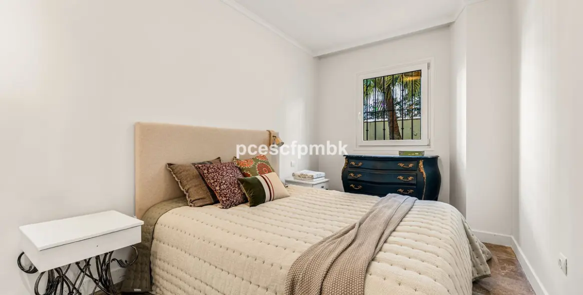 Sale of middle floor apartment in The Golden Mile 14