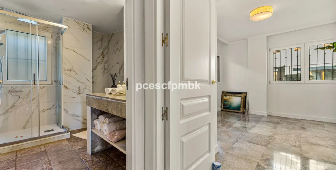 Sale of middle floor apartment in The Golden Mile 15