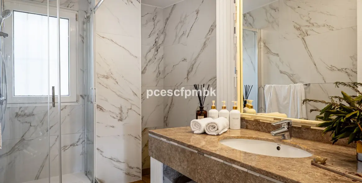 Sale of middle floor apartment in The Golden Mile 16