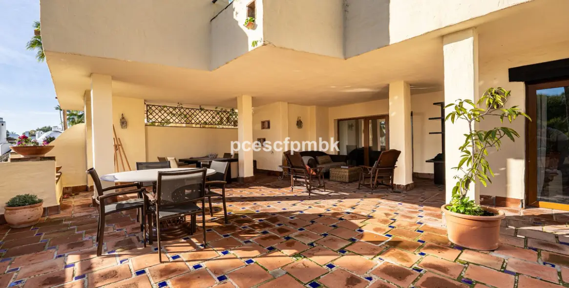 Sale of middle floor apartment in The Golden Mile 18