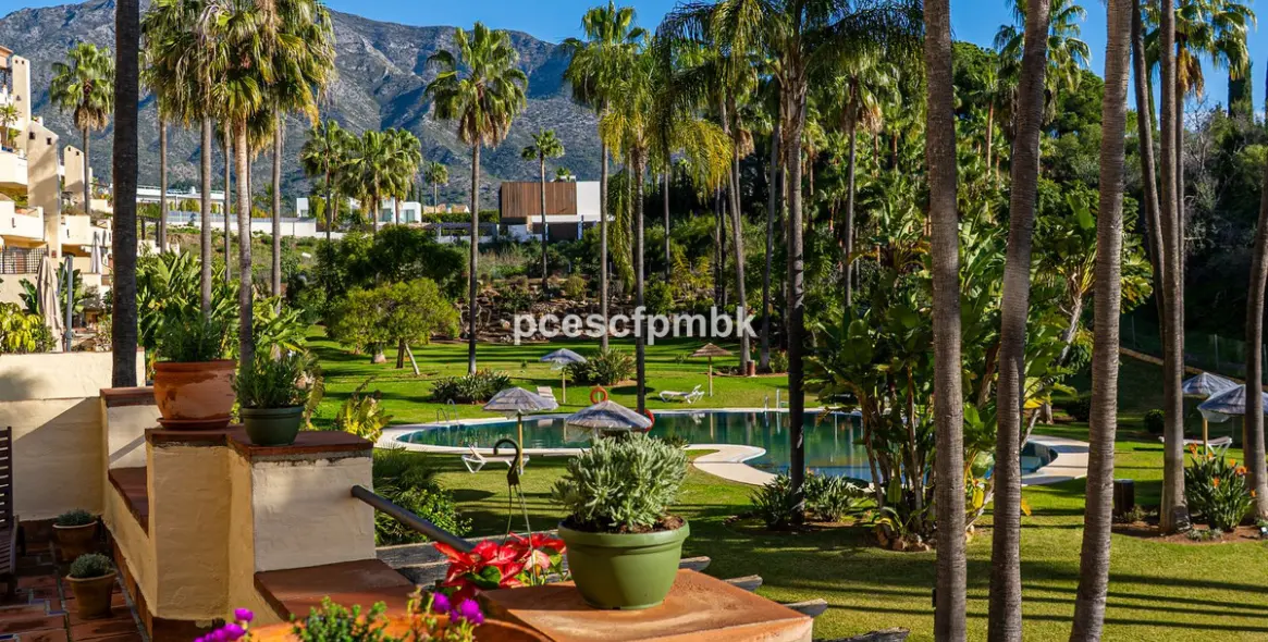 Sale of middle floor apartment in The Golden Mile 20