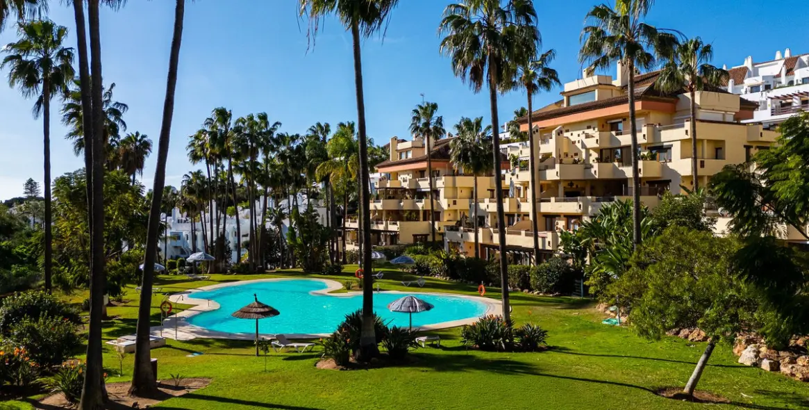 Alquiler a largo plazo de apartamento en planta media en The Golden Mile 25