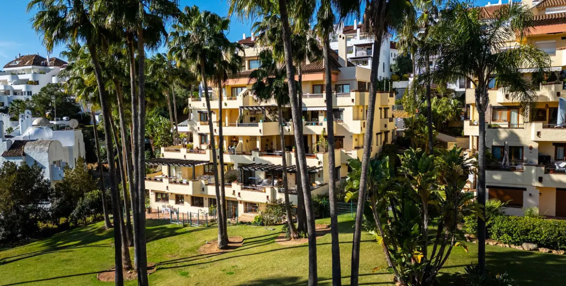 Alquiler a largo plazo de apartamento en planta media en The Golden Mile 28