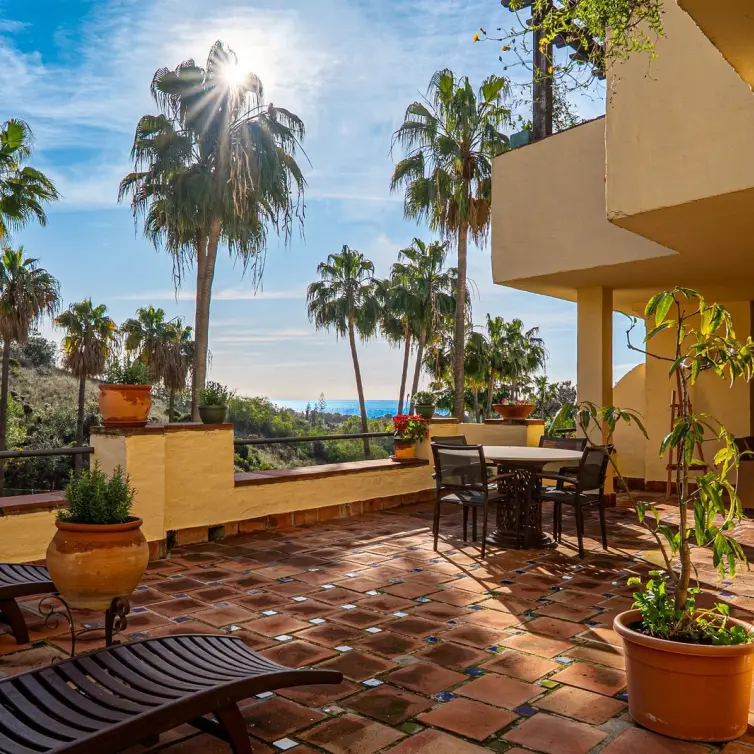 Long-term rent of middle floor apartment in The Golden Mile