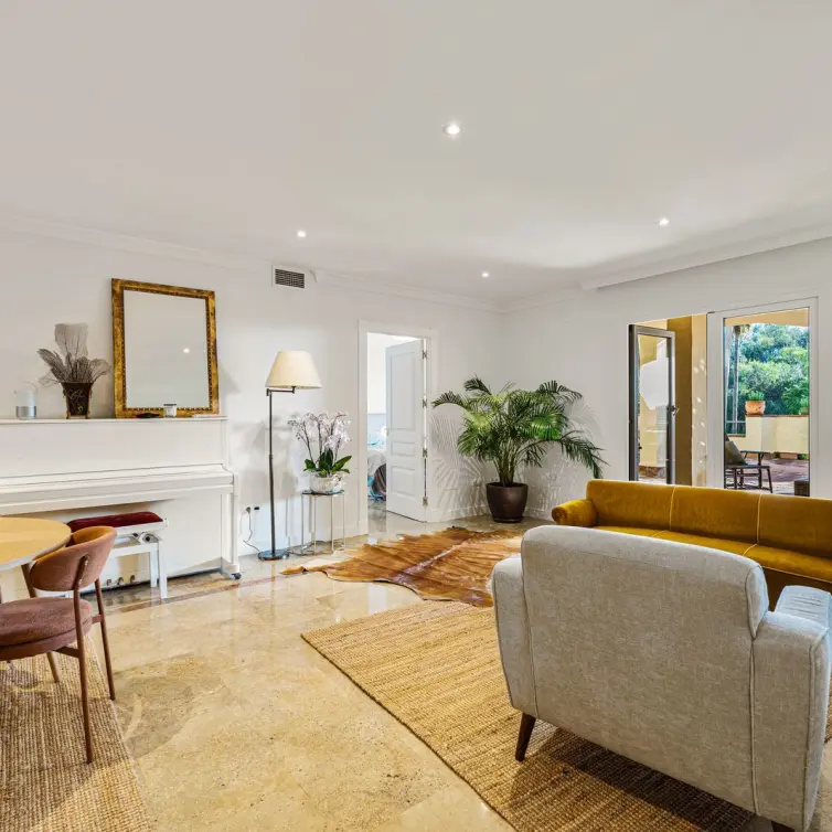 Long-term rent of middle floor apartment in The Golden Mile