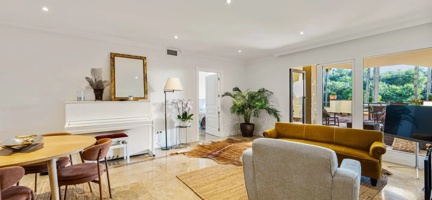 Long-term rent of middle floor apartment in The Golden Mile 2