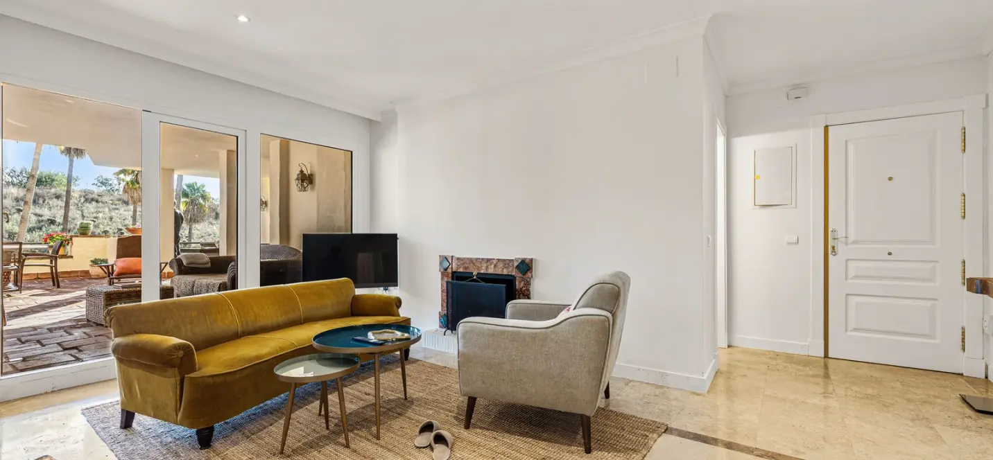 Long-term rent of middle floor apartment in The Golden Mile 3