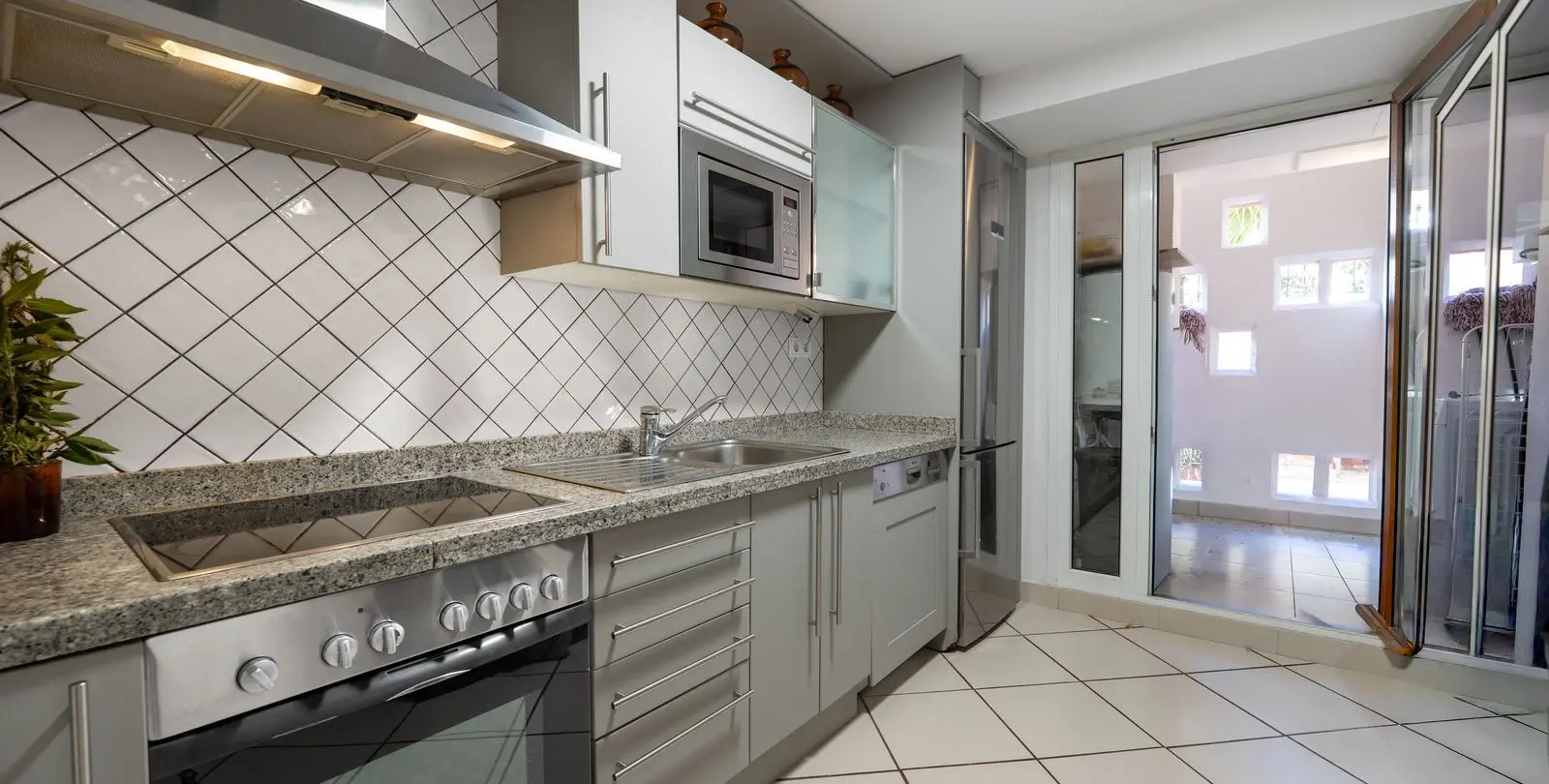Alquiler a largo plazo de apartamento en planta media en The Golden Mile 12